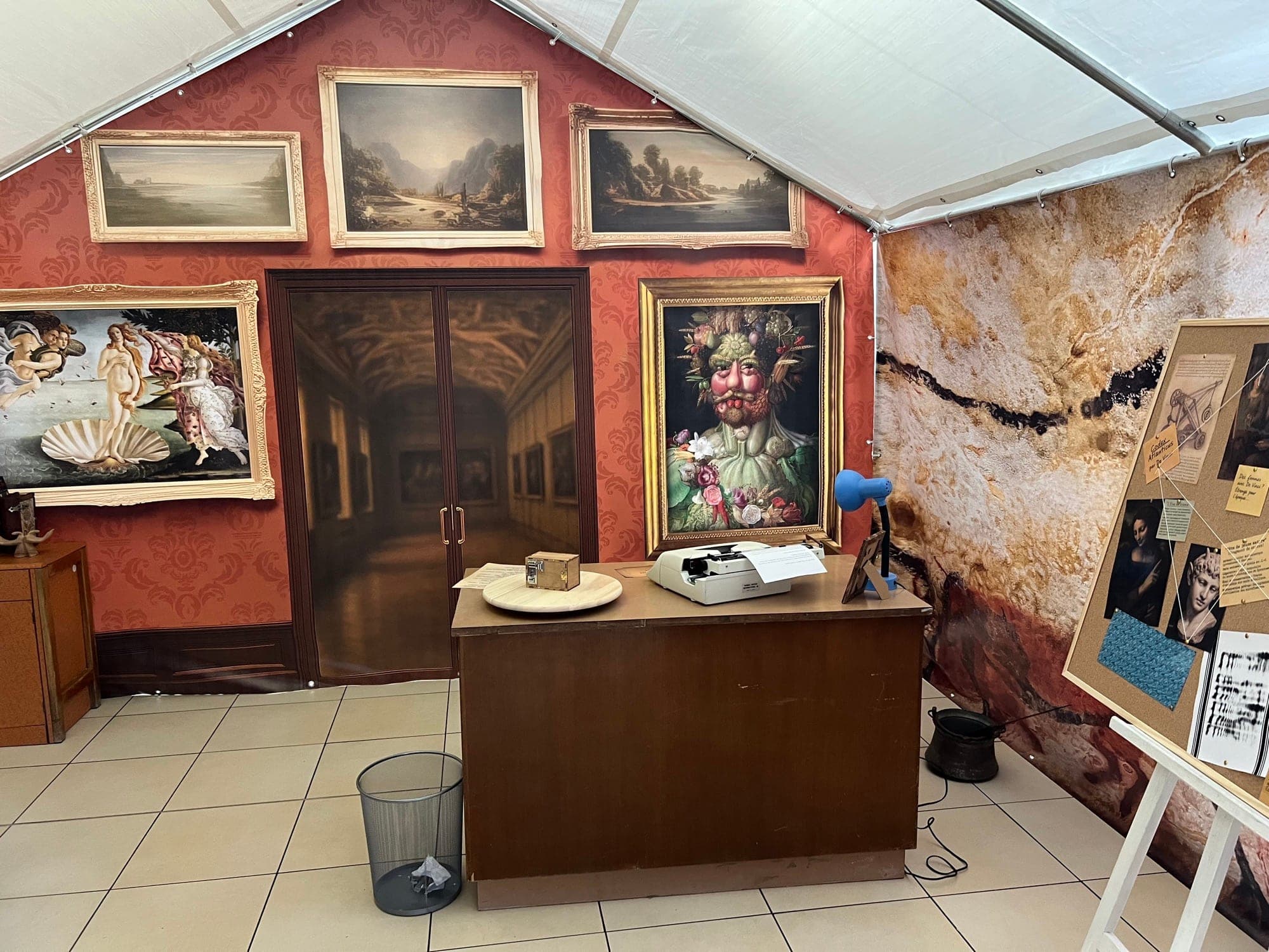 Décor d’atelier et de musée du Dernier Vernis sous un barnum