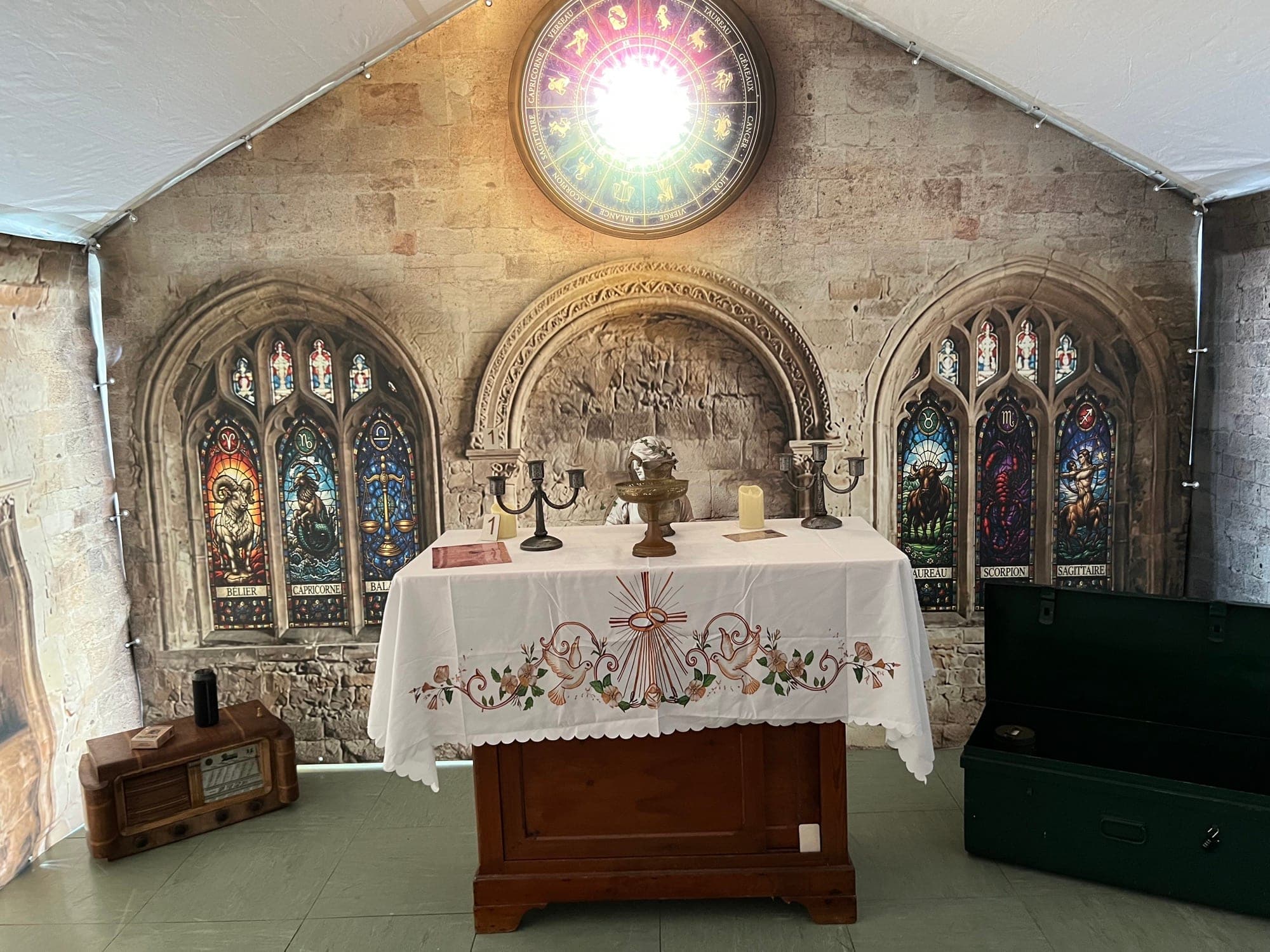 Décor de chapelle d’Opération Sainte-Claire sous un barnum